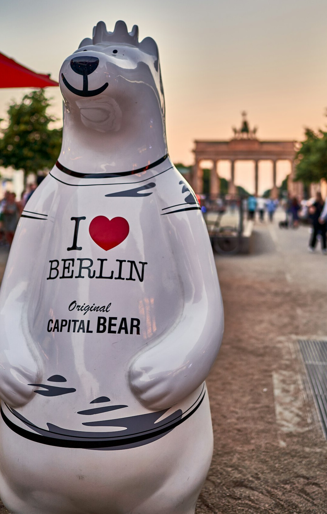 brandenburg gate at night